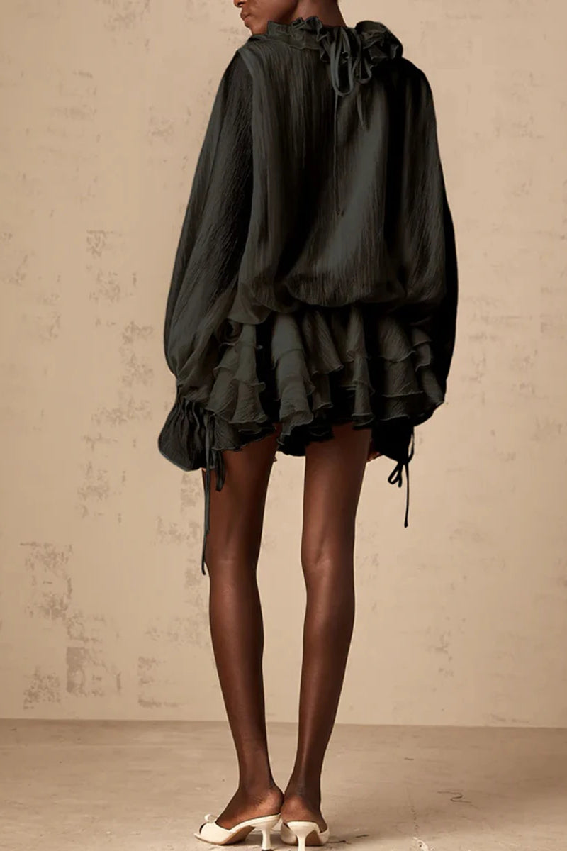 Locker sitzendes gefaltetes Kleid mit Rüschen im Bohème-Stil