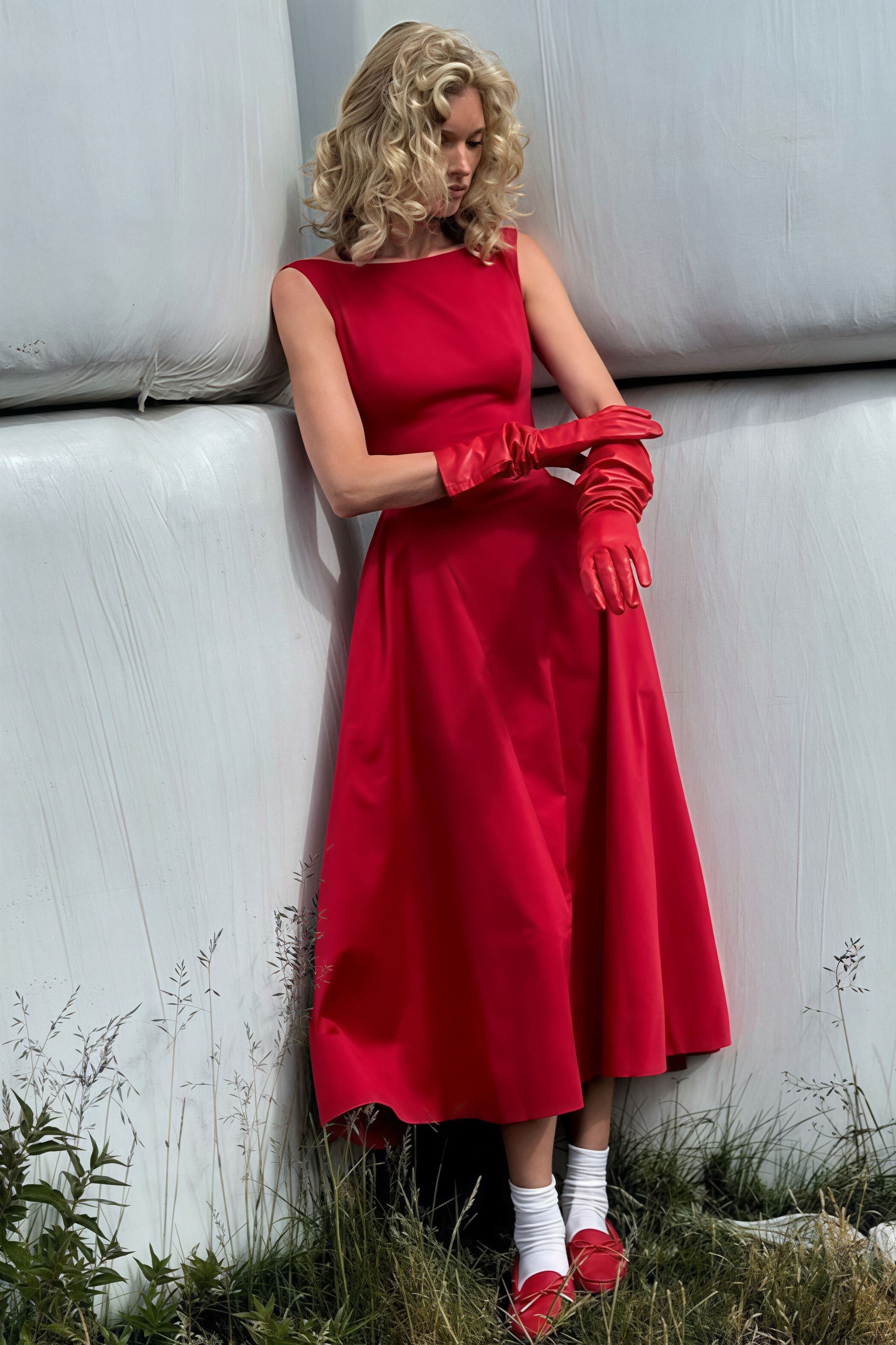 Vestido midi ajustado sin mangas sólido de moda con cintura