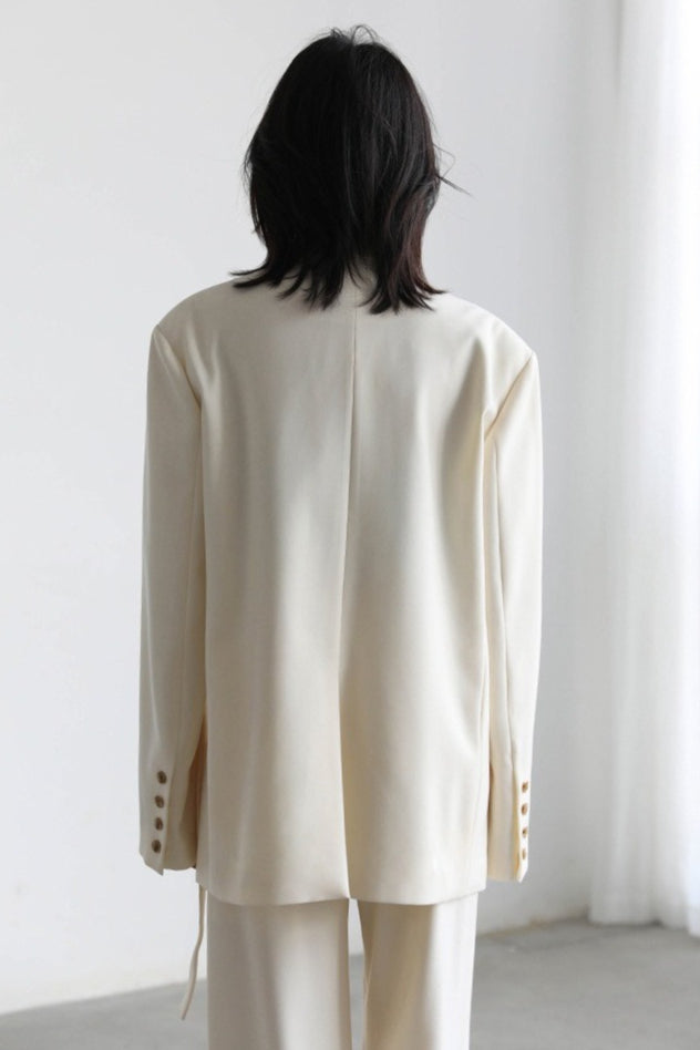 Blazer con detalle de hombros y cinturón