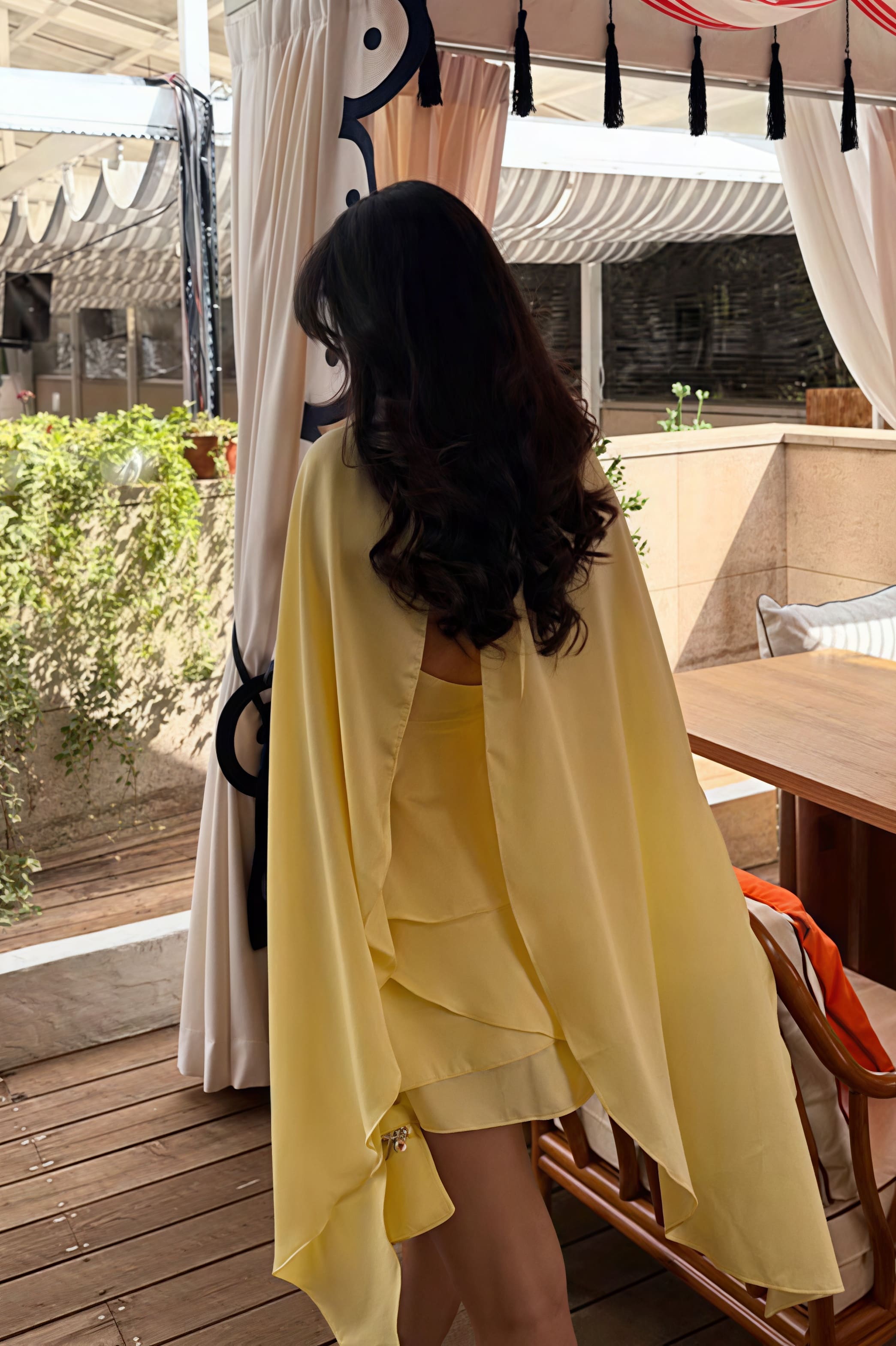 Šaty mini s volánky, saténový šálový top