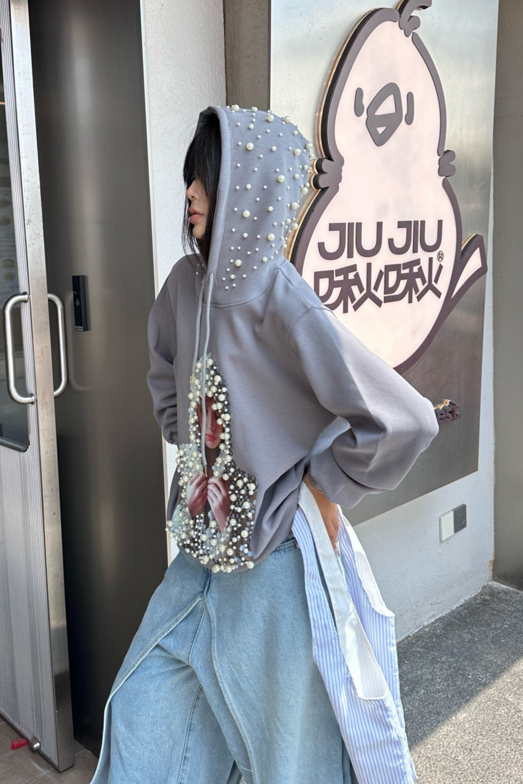 Sudadera con capucha extragrande de estilo urbano atrevido con estampado gráfico de cuentas