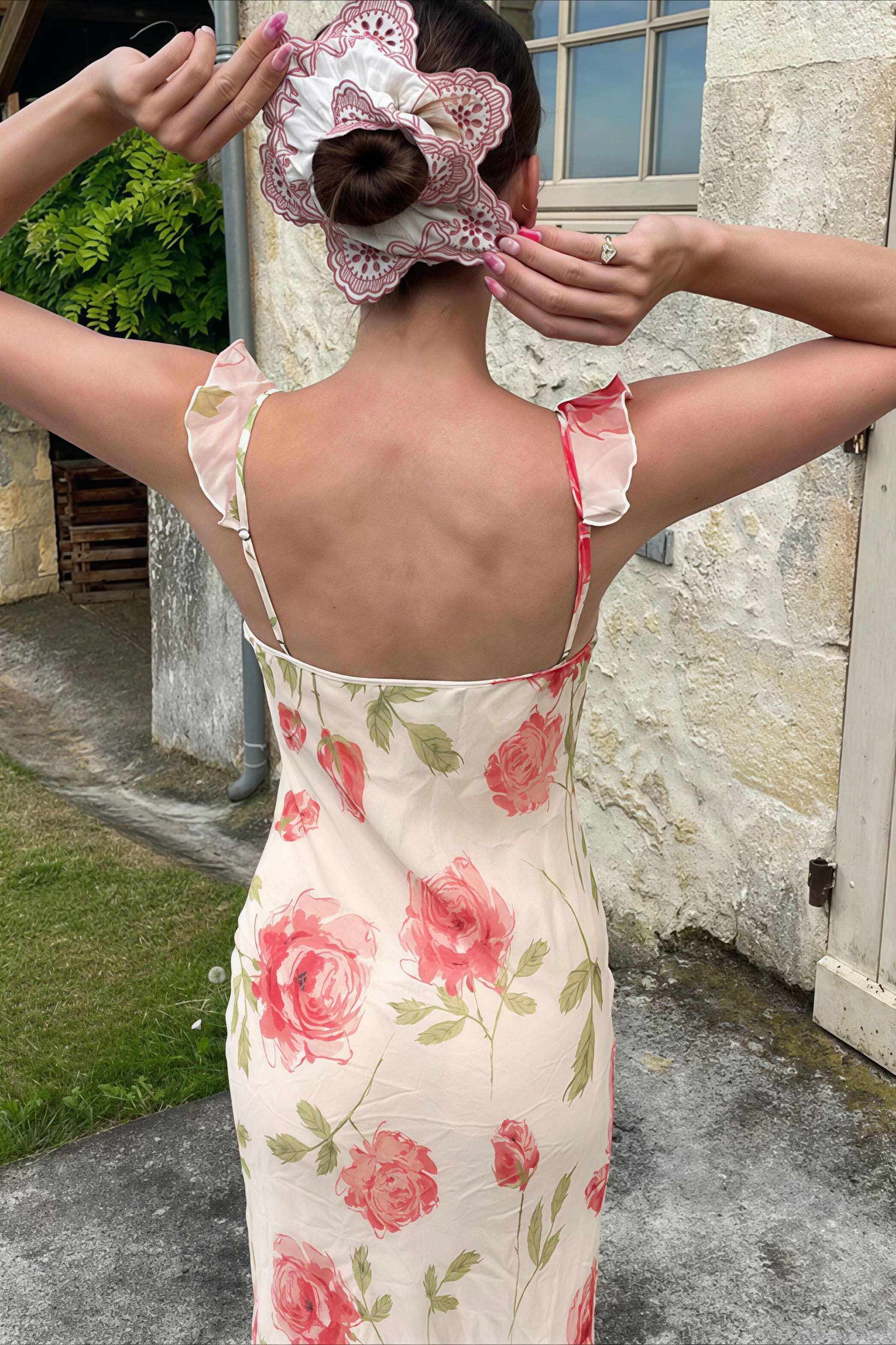 Vestido Midi Floral de Tule com Decote V e Alças Finas