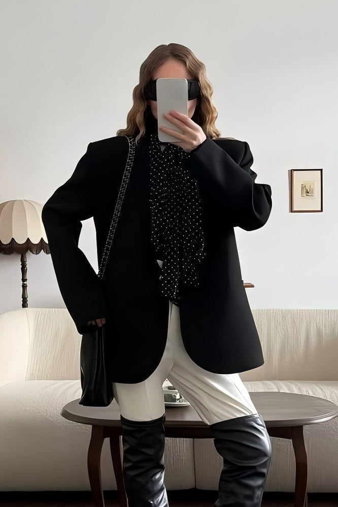 Pevně střižené jednorušné sako s běžným střihem ramen