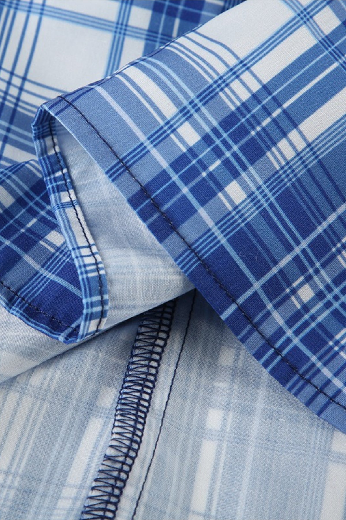 Camicia scozzese a quadri con scollo a V e maniche a sbuffo arricciate