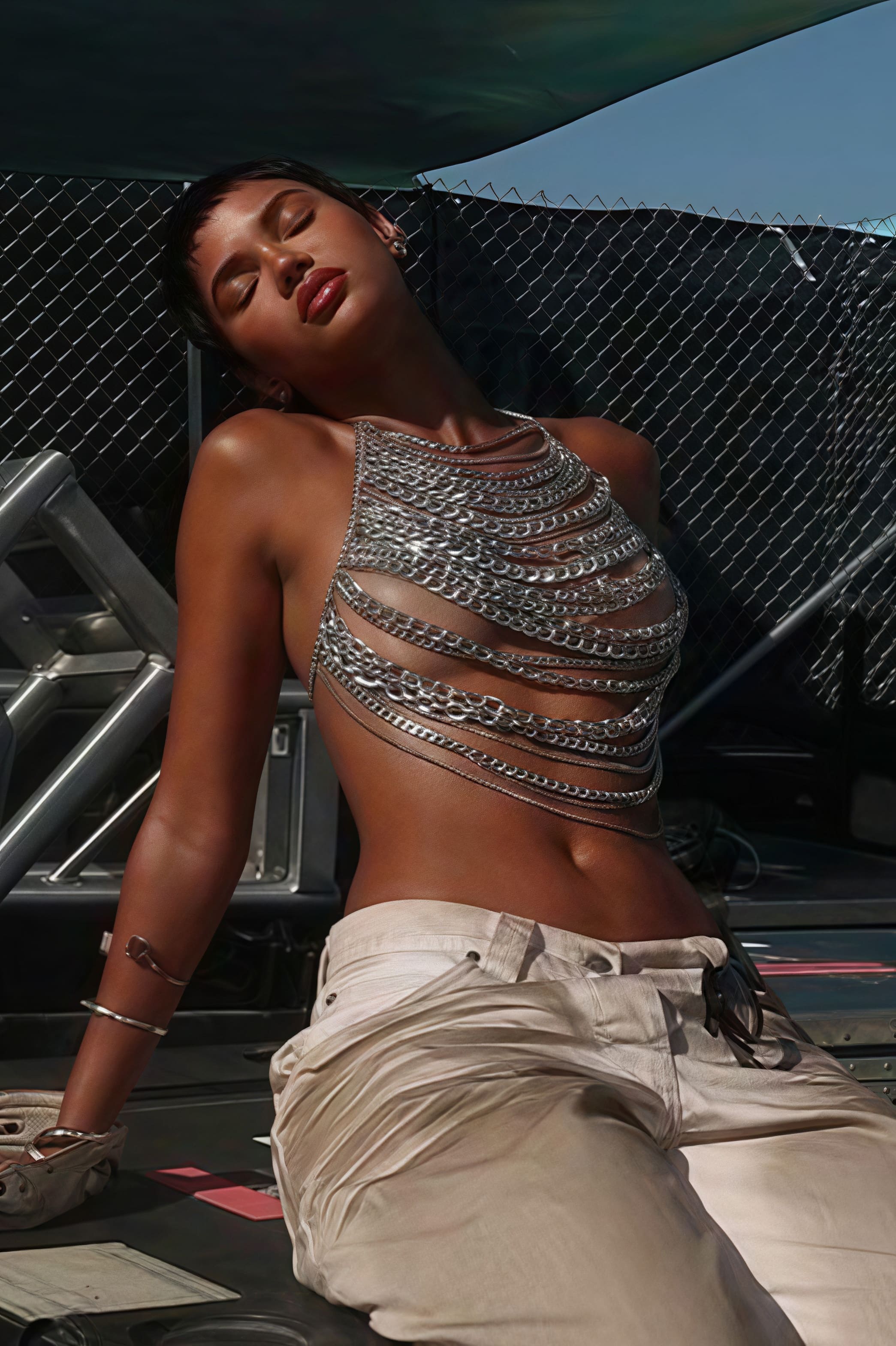 Top elegante in metallo con catena, senza schienale e con ritaglio, modello canottiera