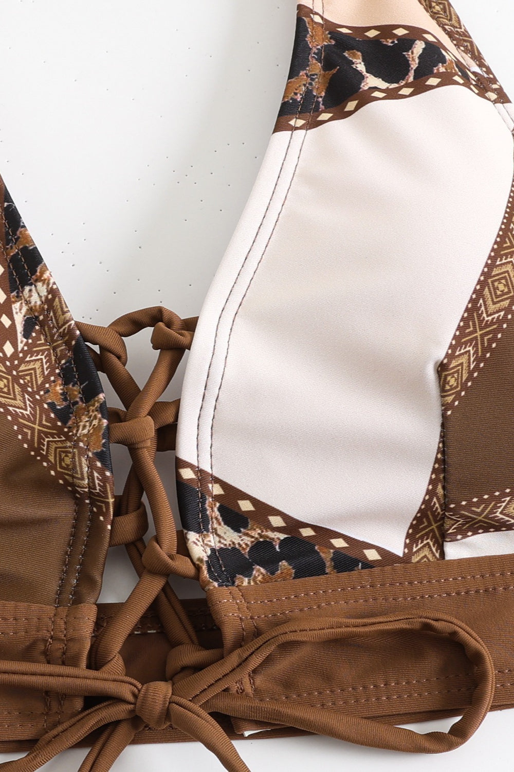 Costume da bagno a due pezzi con reggiseno a collo alto a blocchi di colore