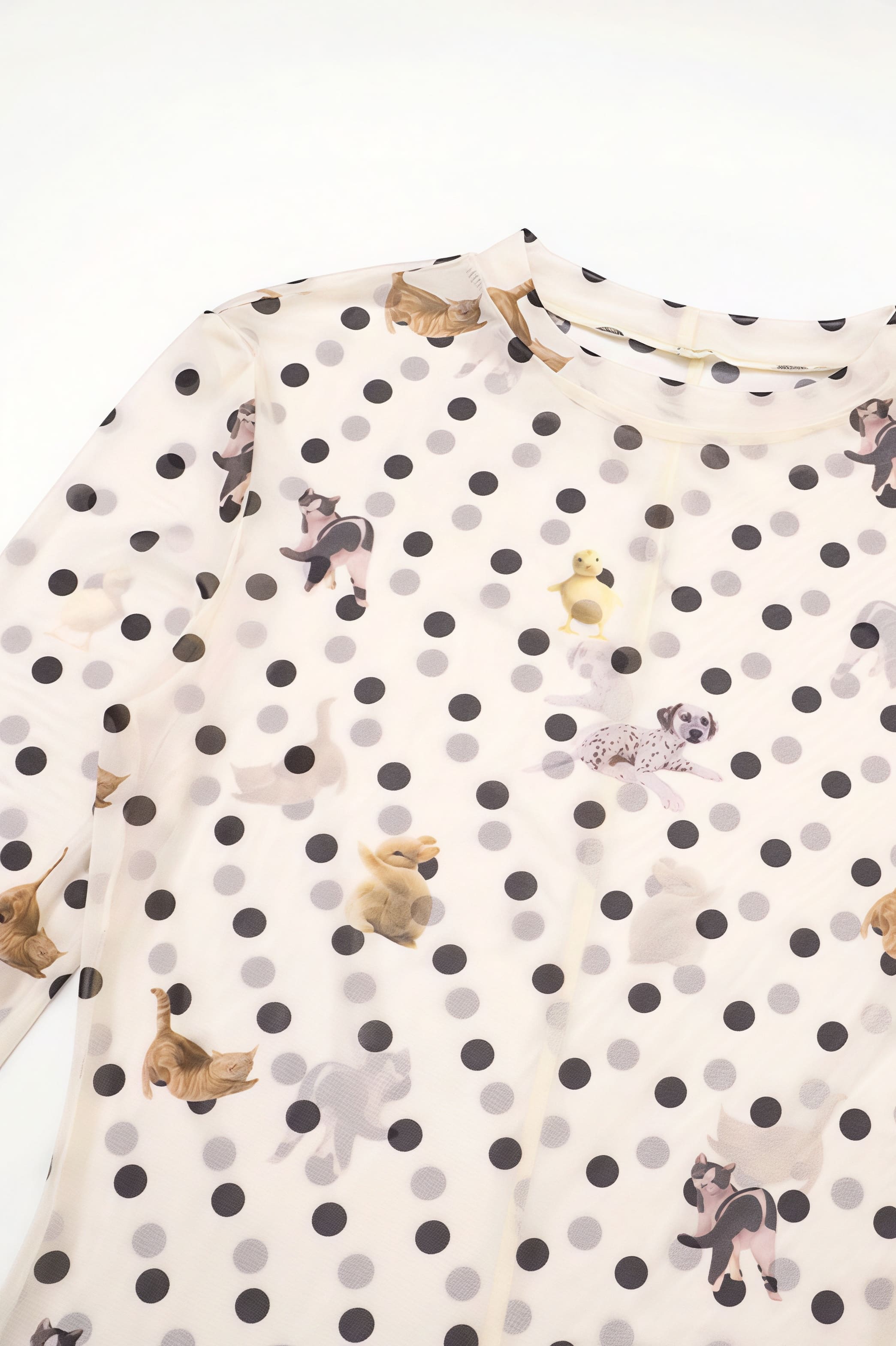 Schmal geschnittene Bluse mit kurzem Schnitt und Tiermuster