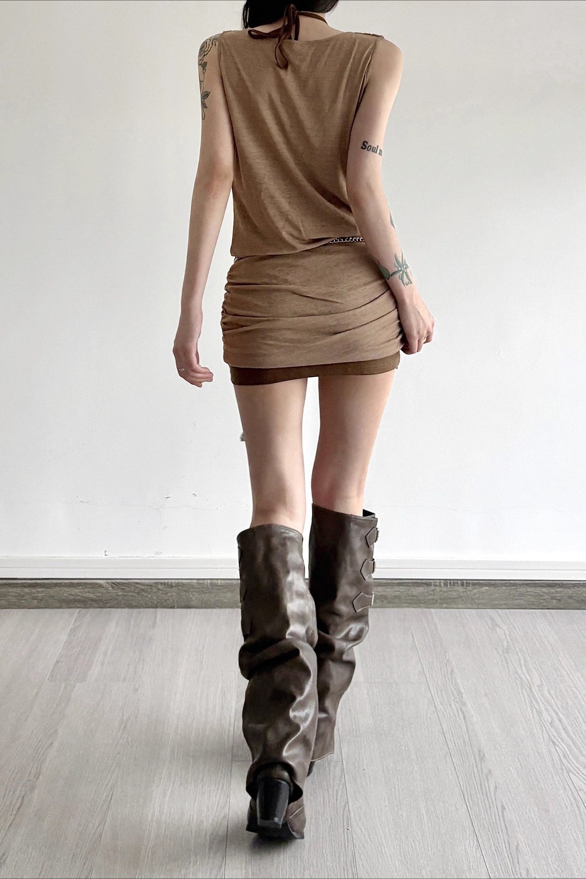 Verwaschenes, drapiertes Halsband mit Perlenbesatz, zweiteiliges, figurbetontes Mini-Kleid