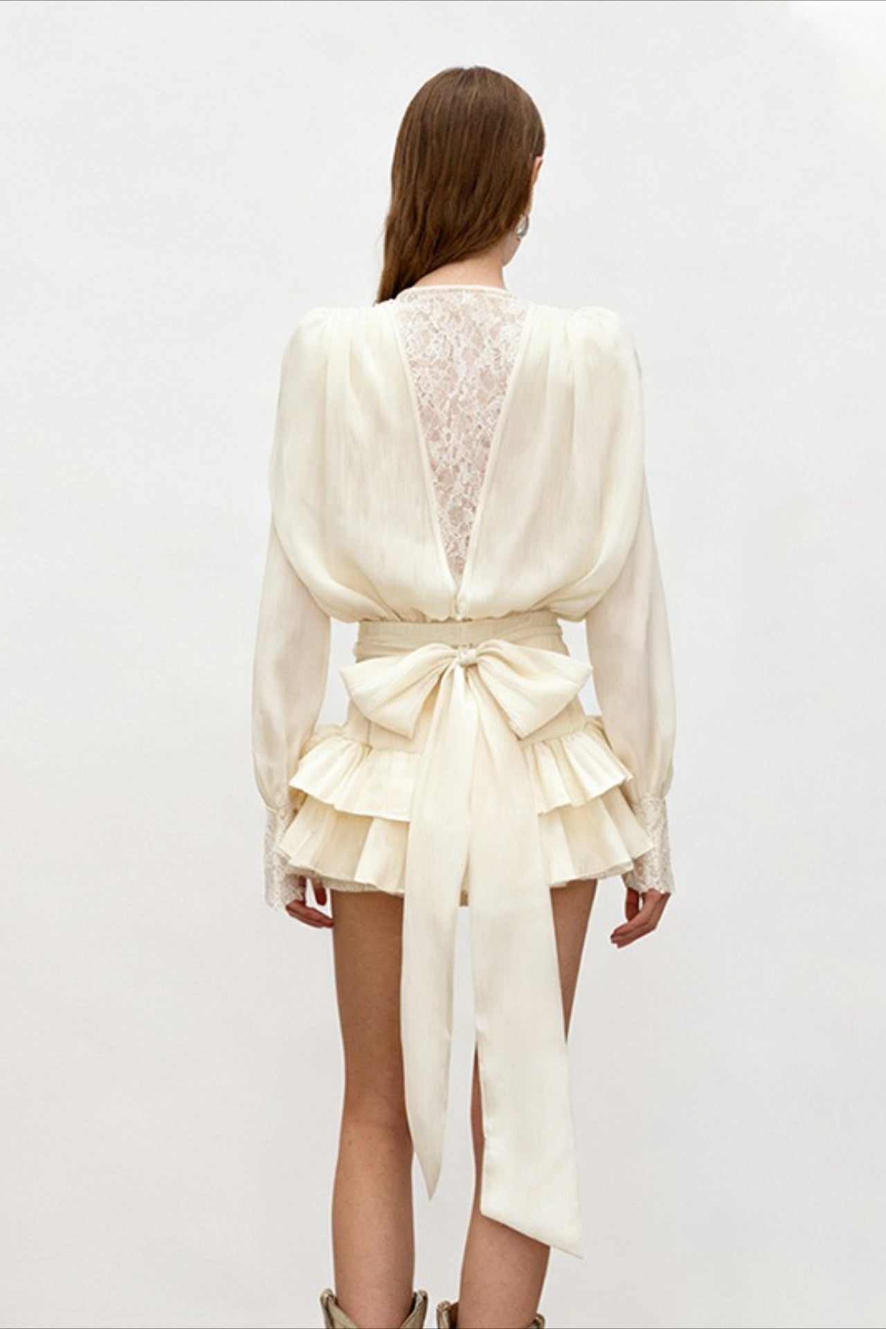 Spitzenkleid mit Rüschen, langen Ärmeln, schick und verführerisch, Mini-Länge