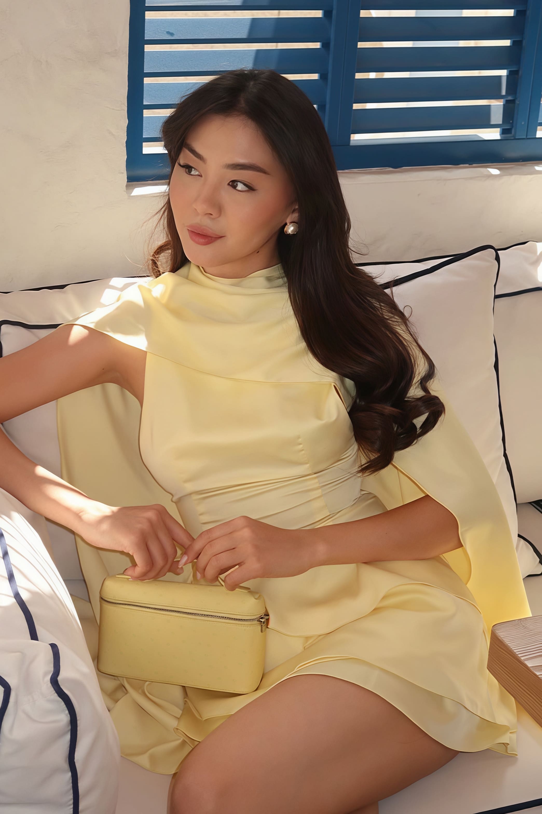 Šaty mini s volánky, saténový šálový top