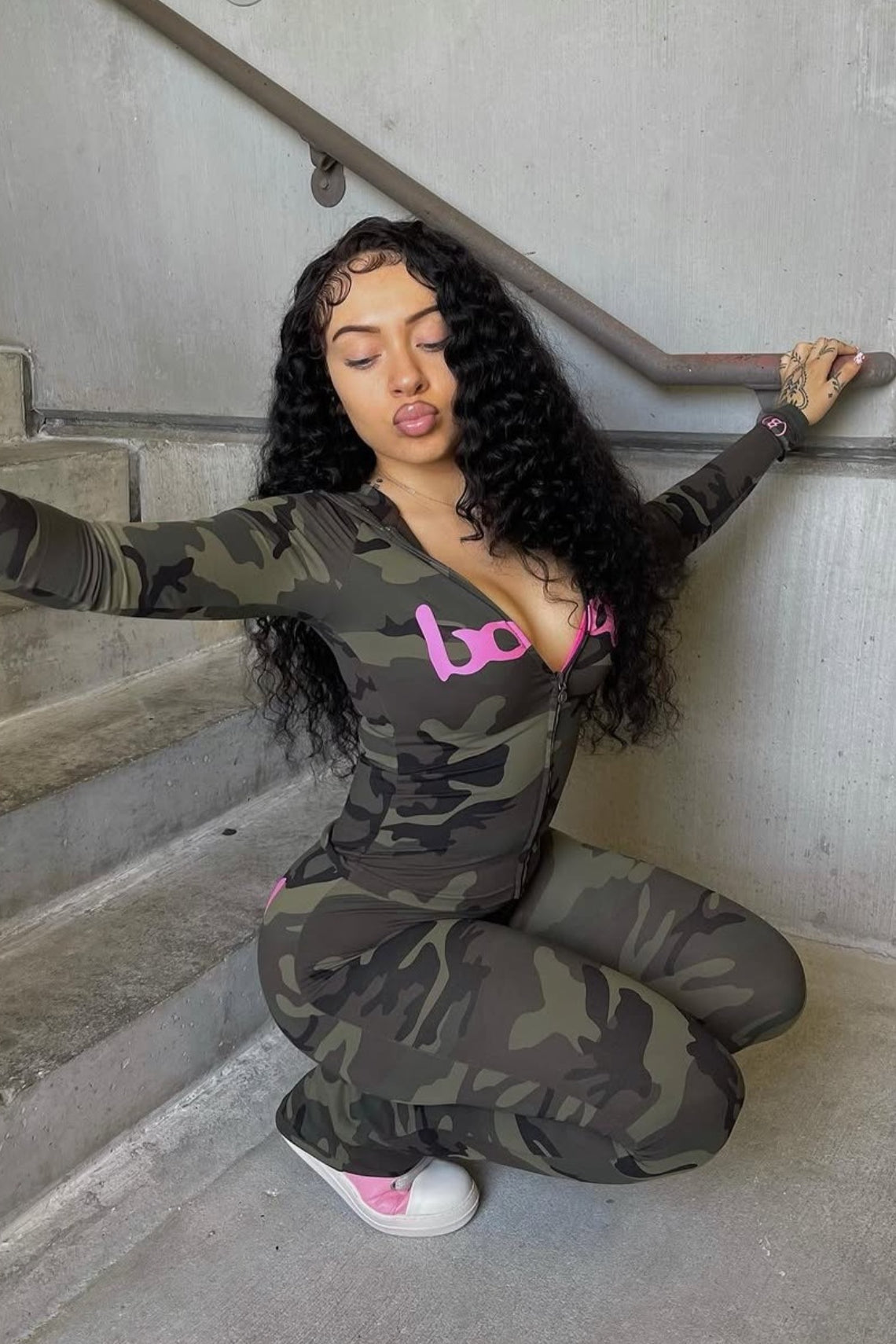 Completo aderente a due pezzi con scollo a V e lettere a contrasto