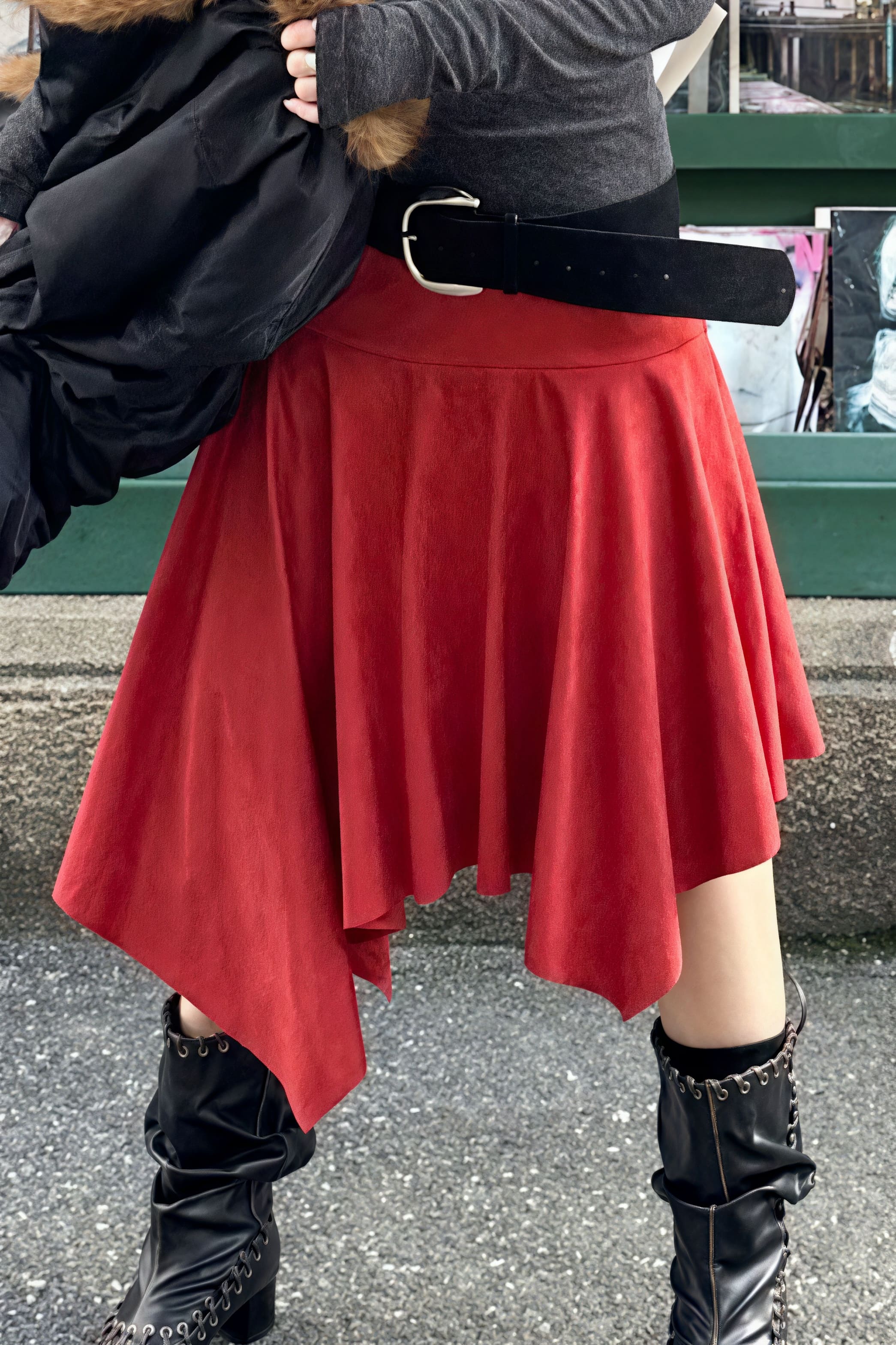 Schicker Wildleder-Rock mit hohem Bund und asymmetrischem Schnitt