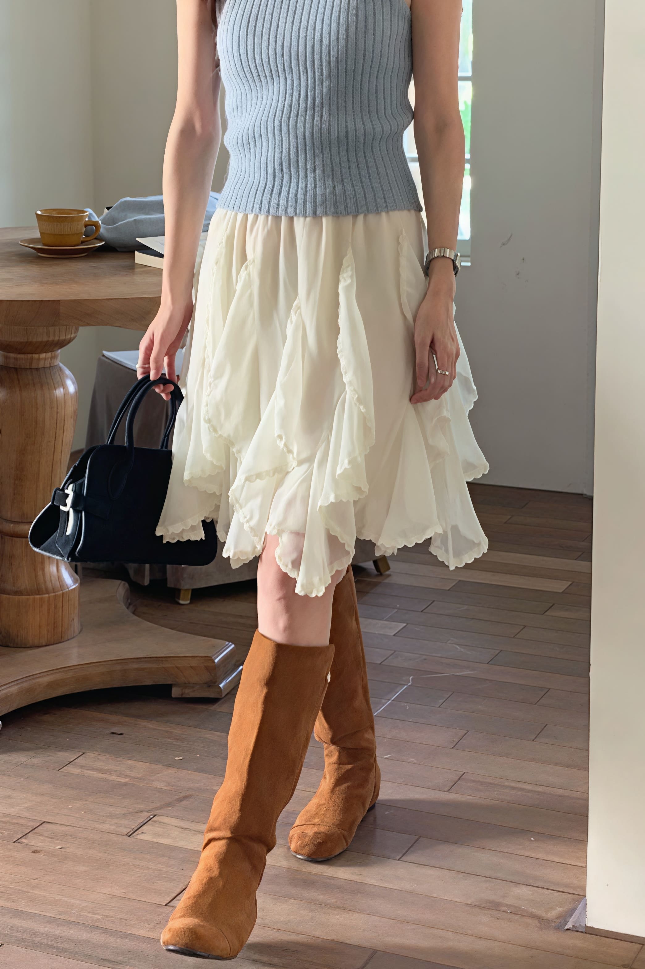 Romantischer geraffter asymmetrischer Chiffon-Minirock