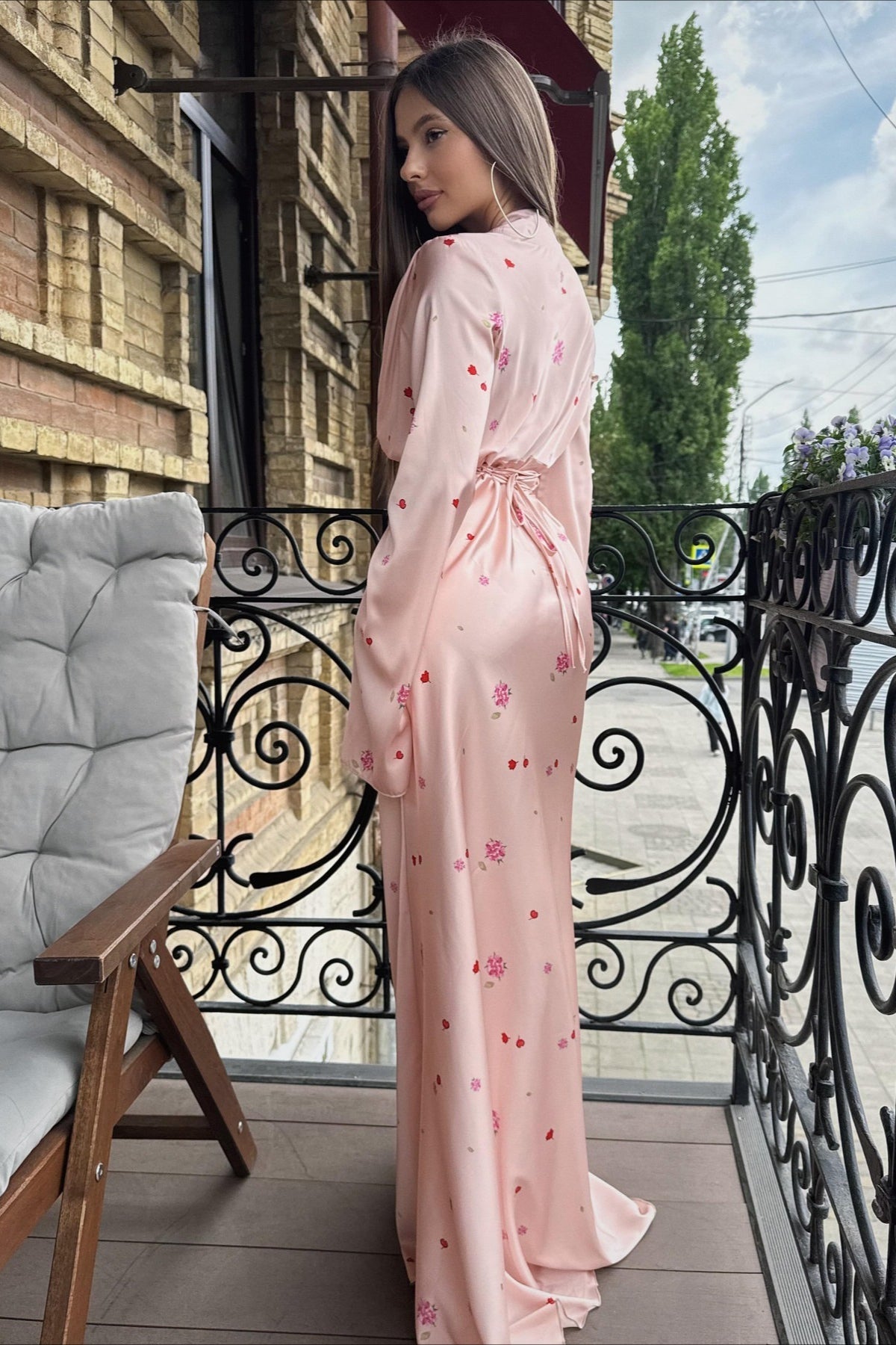 Saténové květované maxi šaty s výstřihem do V a rozšířeným lemem