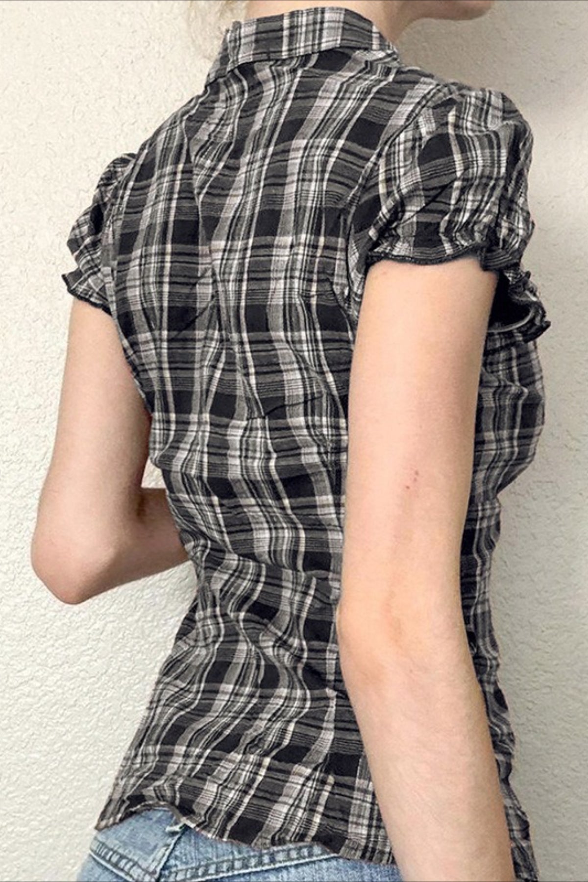 Camicia scozzese a quadri con scollo a V e maniche a sbuffo arricciate