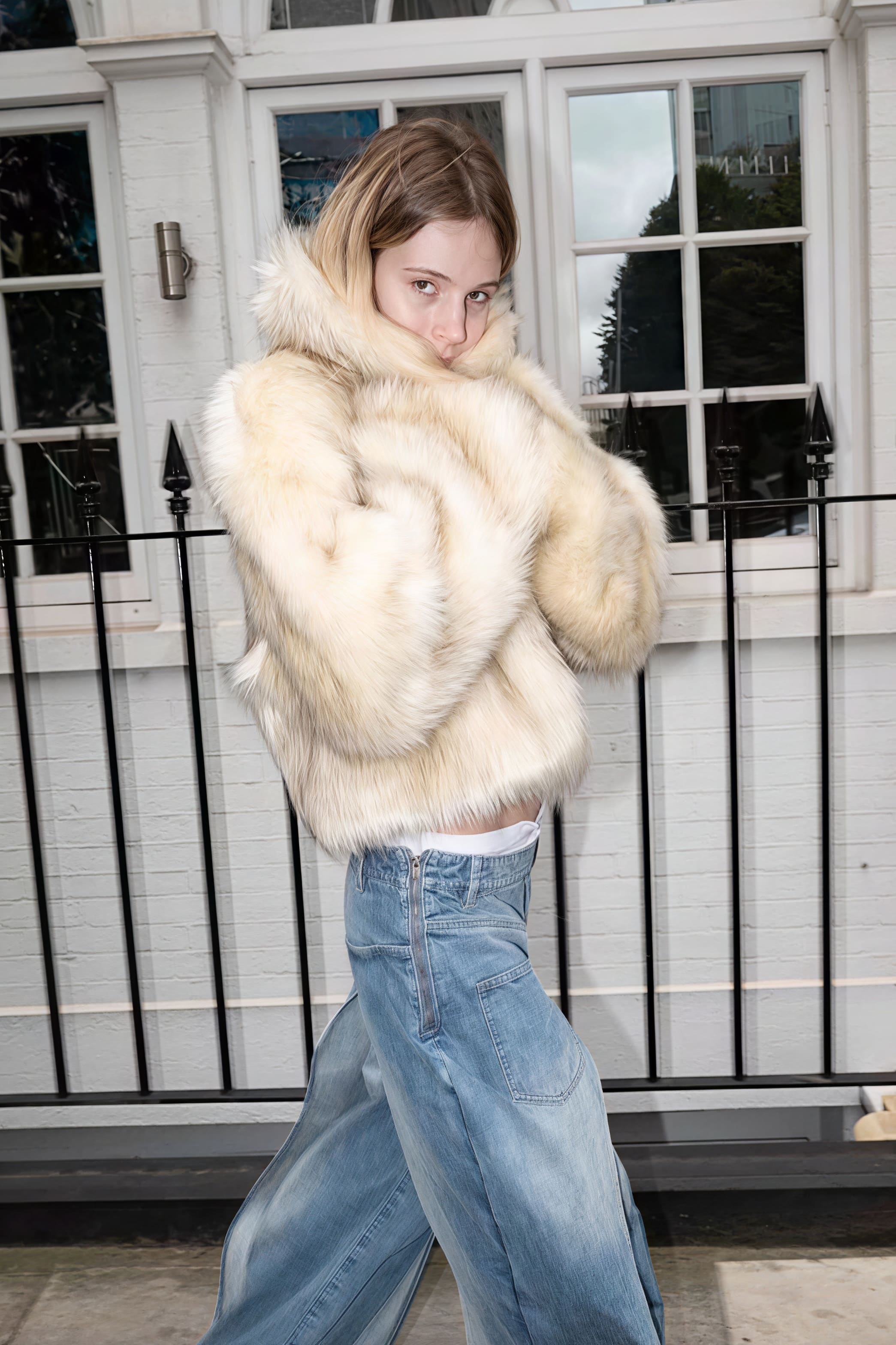 Kurzer gesteppter Mantel aus künstlichem Fuchsfell