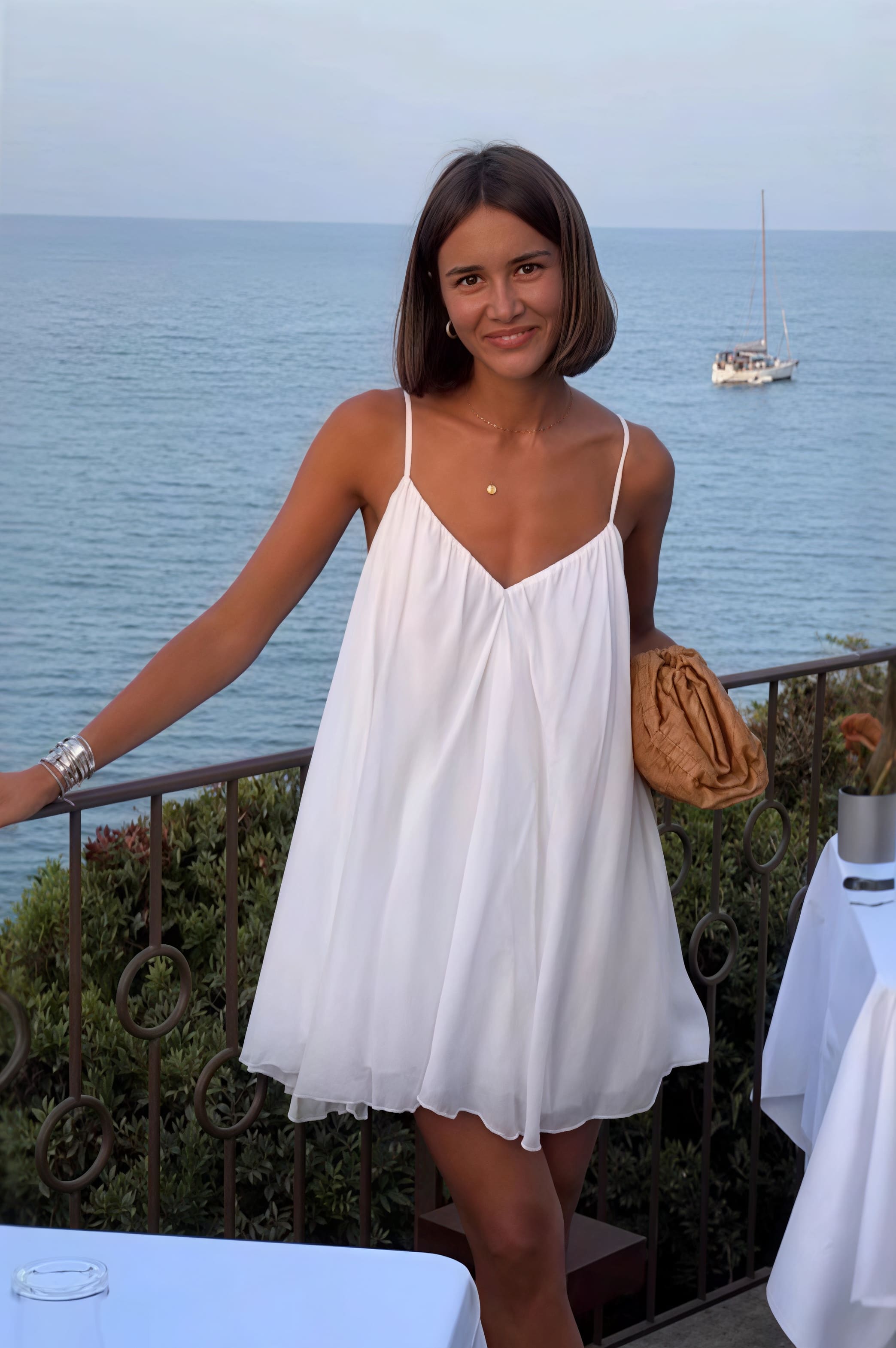 Solides, plissiertes, fließendes Mini-Trägerkleid