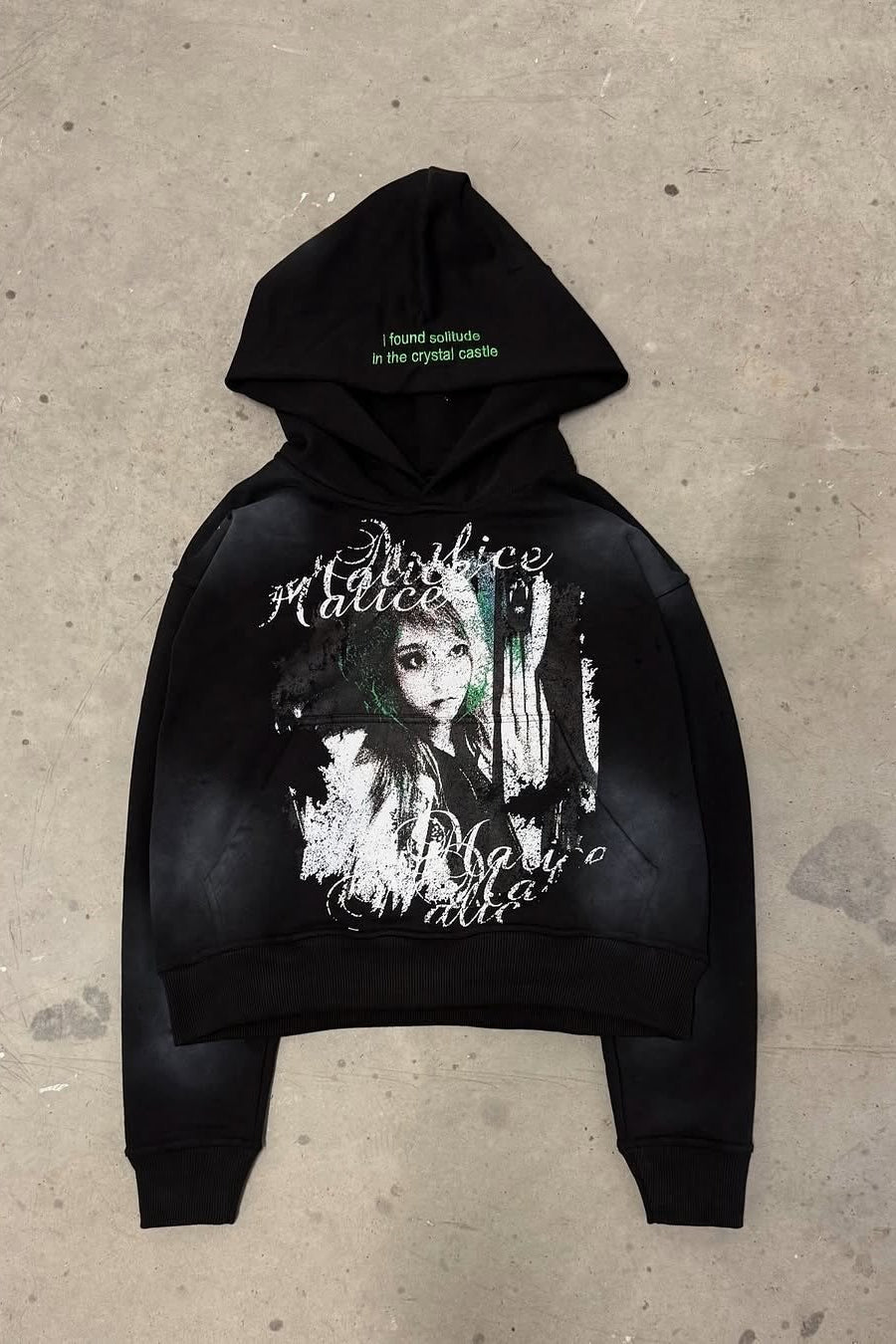 Mikina s kapucí ve stylu gotiky s barevnými bloky a starožitnou potiskem