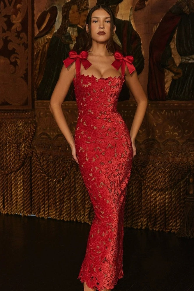 Vestido sin mangas ajustado con lazo, encaje floral y diseño sexy con recortes