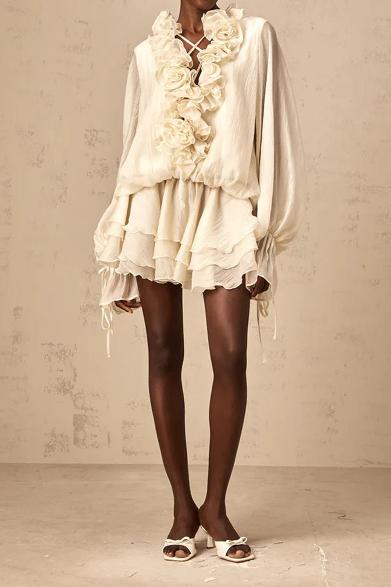 Locker sitzendes gefaltetes Kleid mit Rüschen im Bohème-Stil