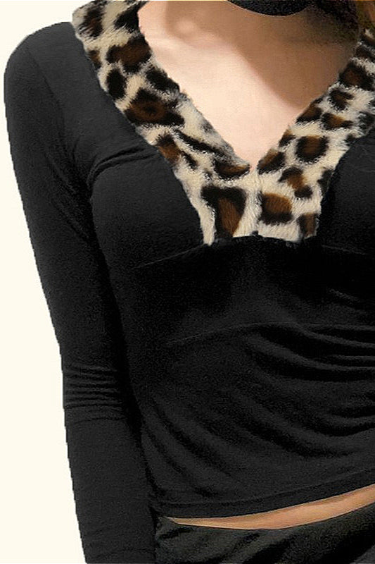 Blusa ajustada de forro polar con escote en V y estampado de leopardo