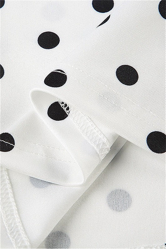 Top corto de tirantes anudados al hombro, sin espalda, con estampado de lunares