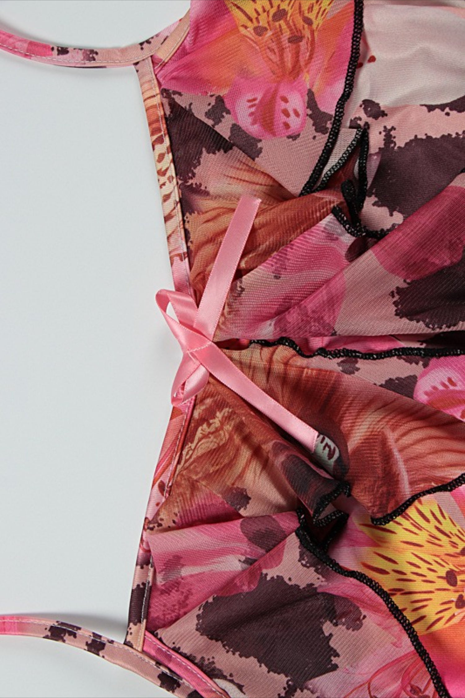 Šaty na tělo bez ramínek s volánky a potiskem, svůdné maxi