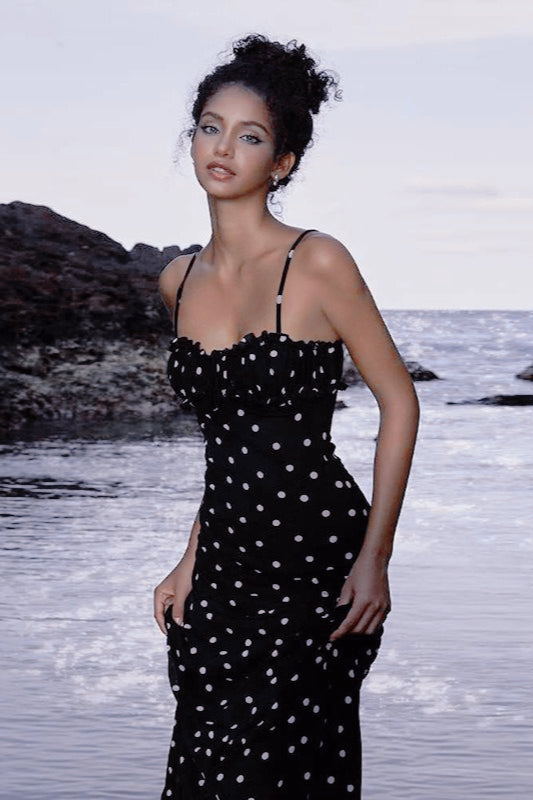 Robe longue moulante à fines bretelles et dos nu à pois