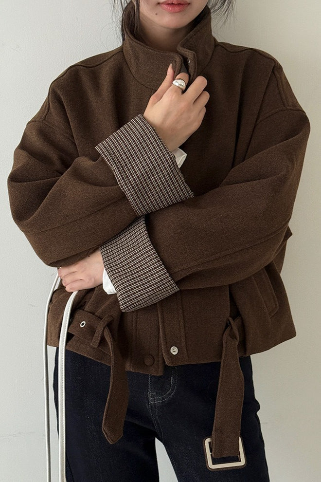 Abrigo de lana con cuello alto, piezas a cuadros y puños cortos
