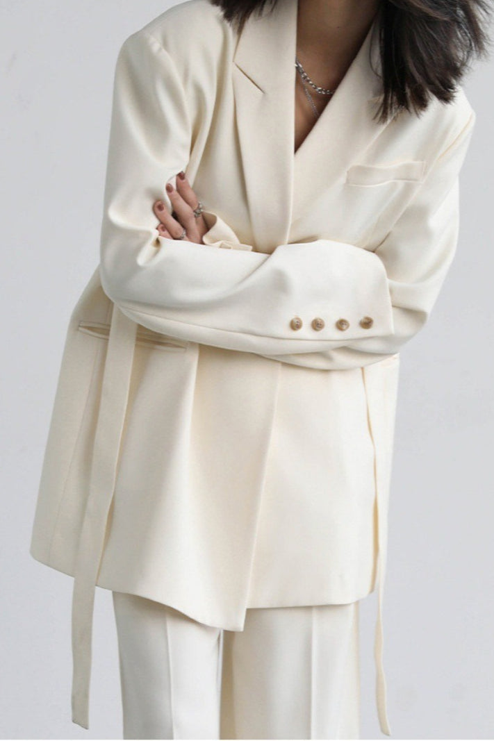 Blazer con detalle de hombros y cinturón