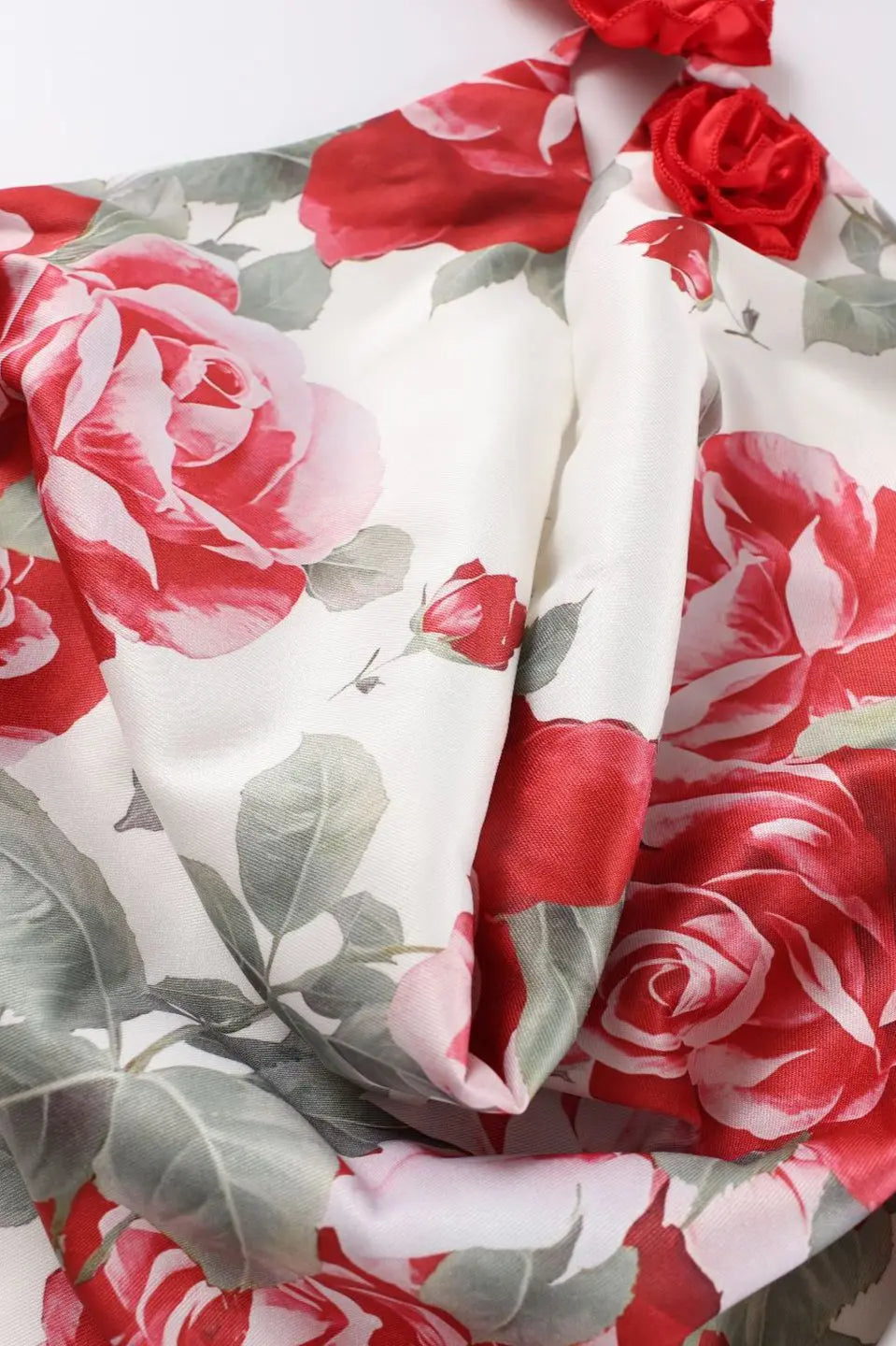 Abito floreale rosa con spalle scoperte e collo halter