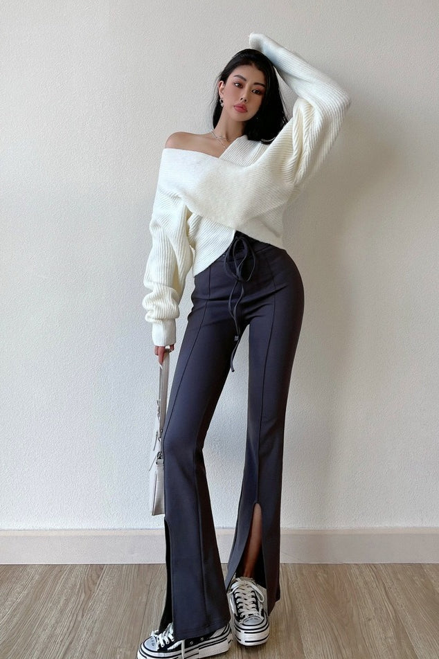 Solider Pullover mit V-Ausschnitt, gekreuzten Trägern, schulterfrei und asymmetrisch