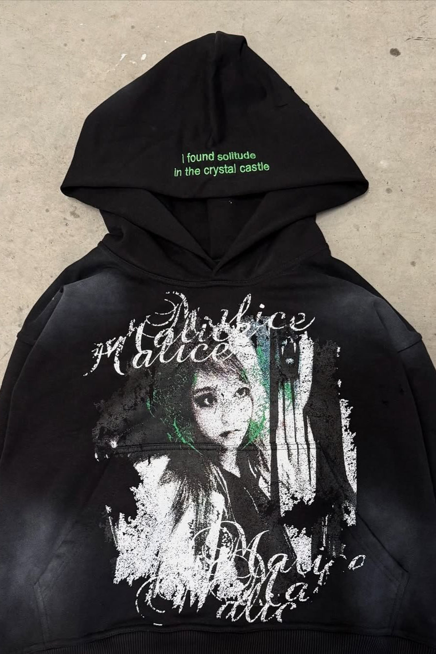 Mikina s kapucí ve stylu gotiky s barevnými bloky a starožitnou potiskem