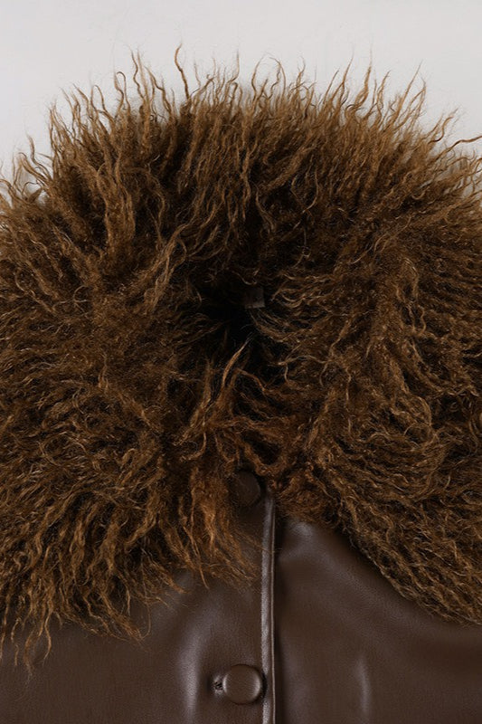 Veste en cuir avec col en fourrure assemblée