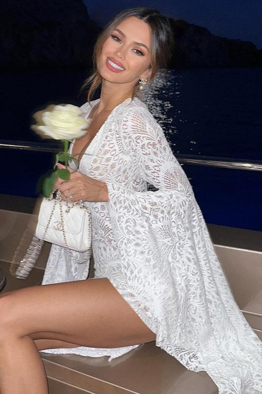 Hluboké šněrování s krajkou, těsné mini šaty s rozšířenými rukávy