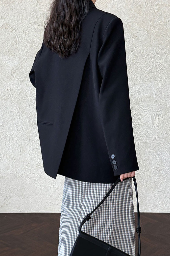 Blejzr s rozparkem vzadu, volnější střih