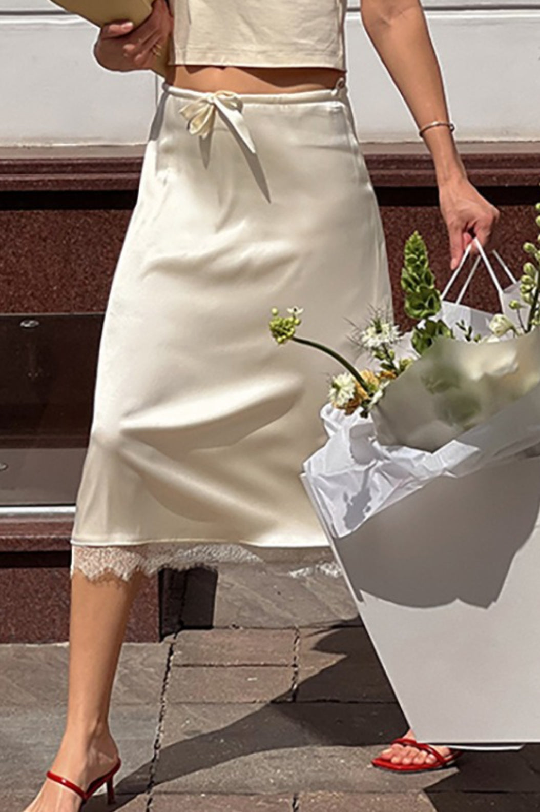 Eleganter Midirock mit Spitzenbesatz und Taillenband