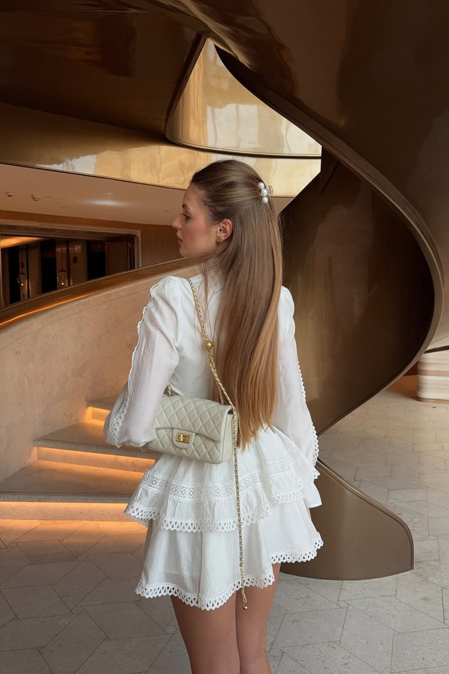 Zweiteiliges Set mit Vintage-Spitze, Stehkragen und Rüschensaum