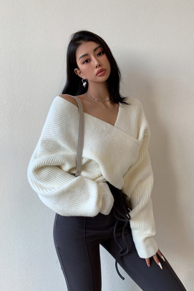 Solider Pullover mit V-Ausschnitt, gekreuzten Trägern, schulterfrei und asymmetrisch