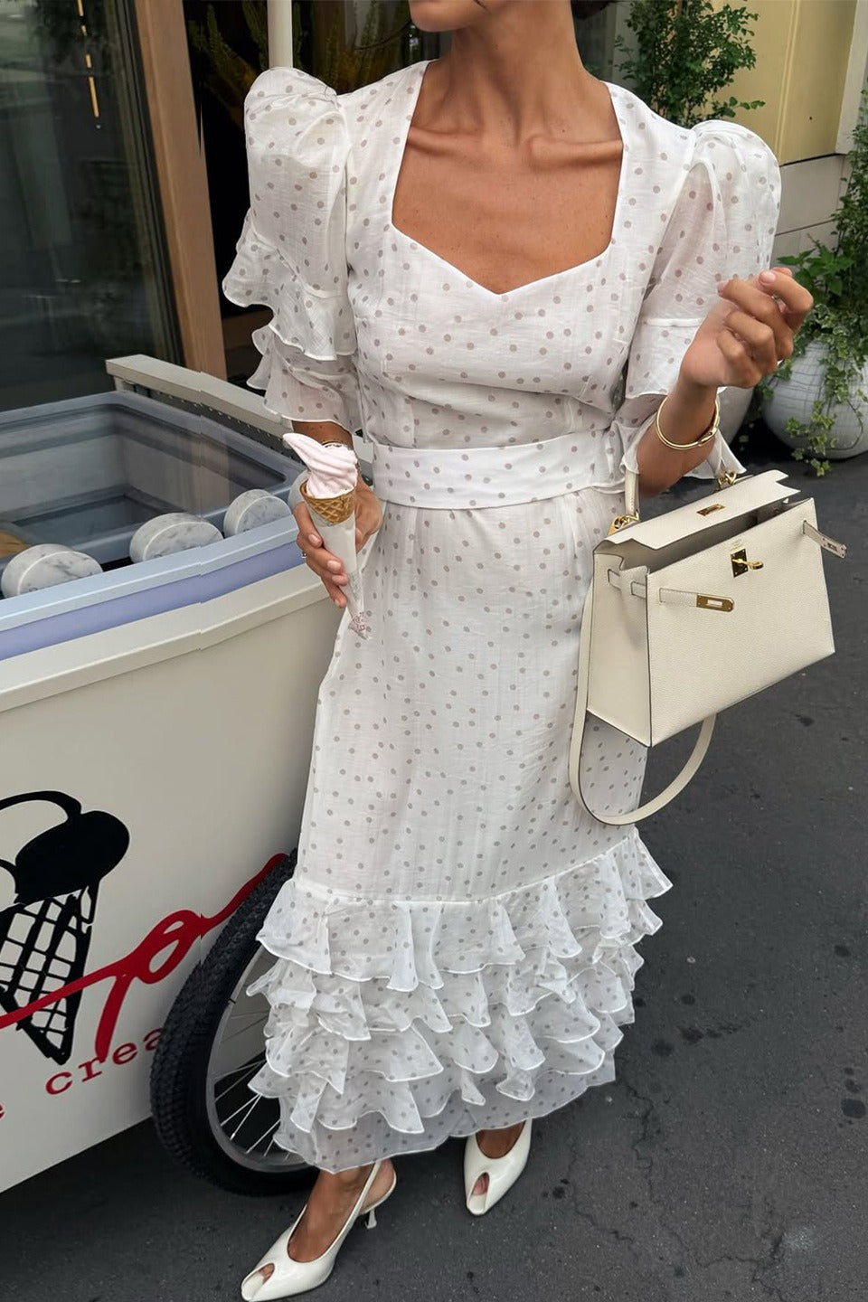 Robe longue moulante blanche à manches bouffantes et volants