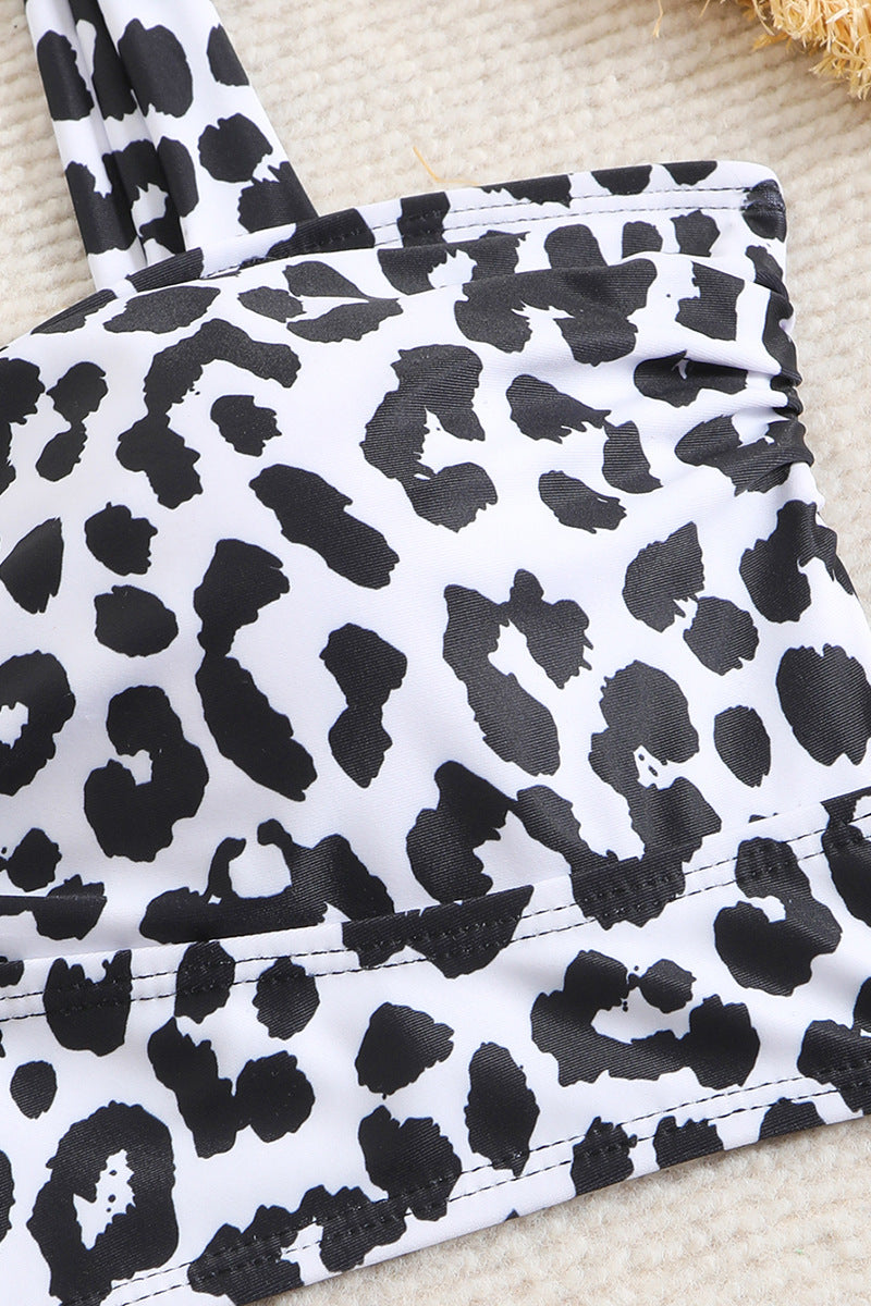 Conjunto de baño de dos piezas con estampado animal sensual