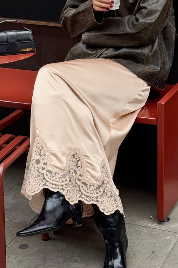 Saia Evasê Elegante com Acabamento em Renda