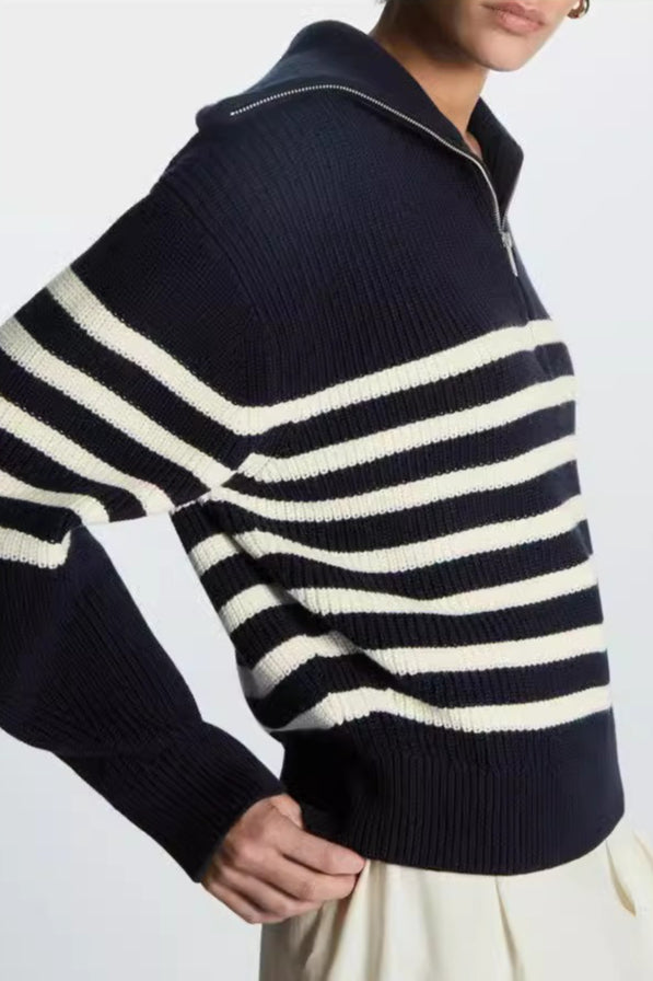 Modischer Wollmischpullover mit offenem Kragen