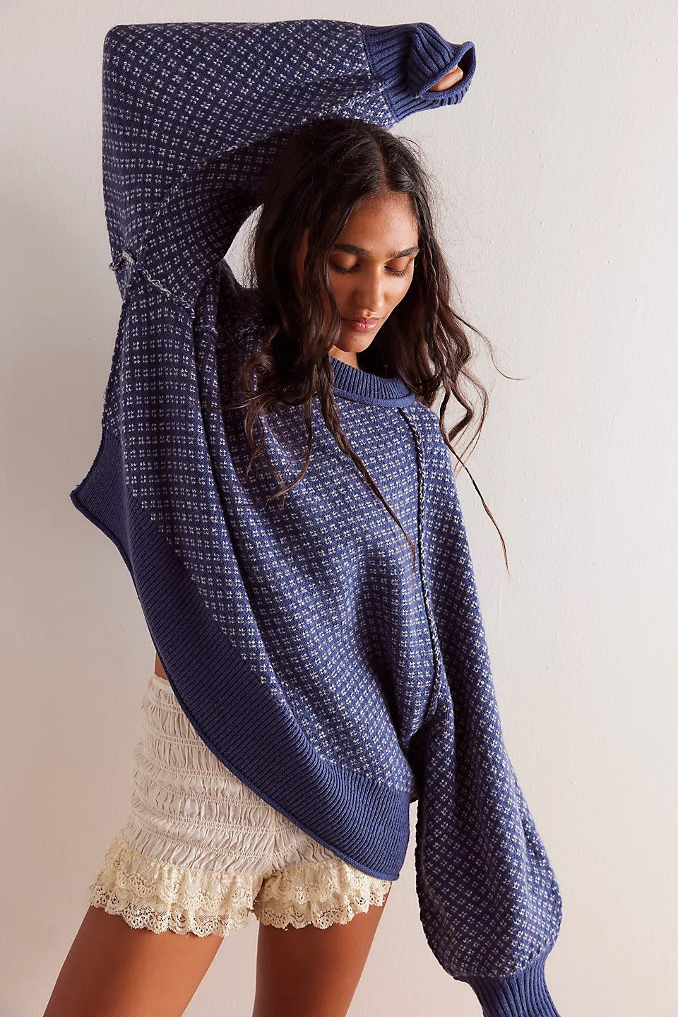 Locker sitzendes Sweatshirt mit Rundhalsausschnitt und gepunktetem Muster