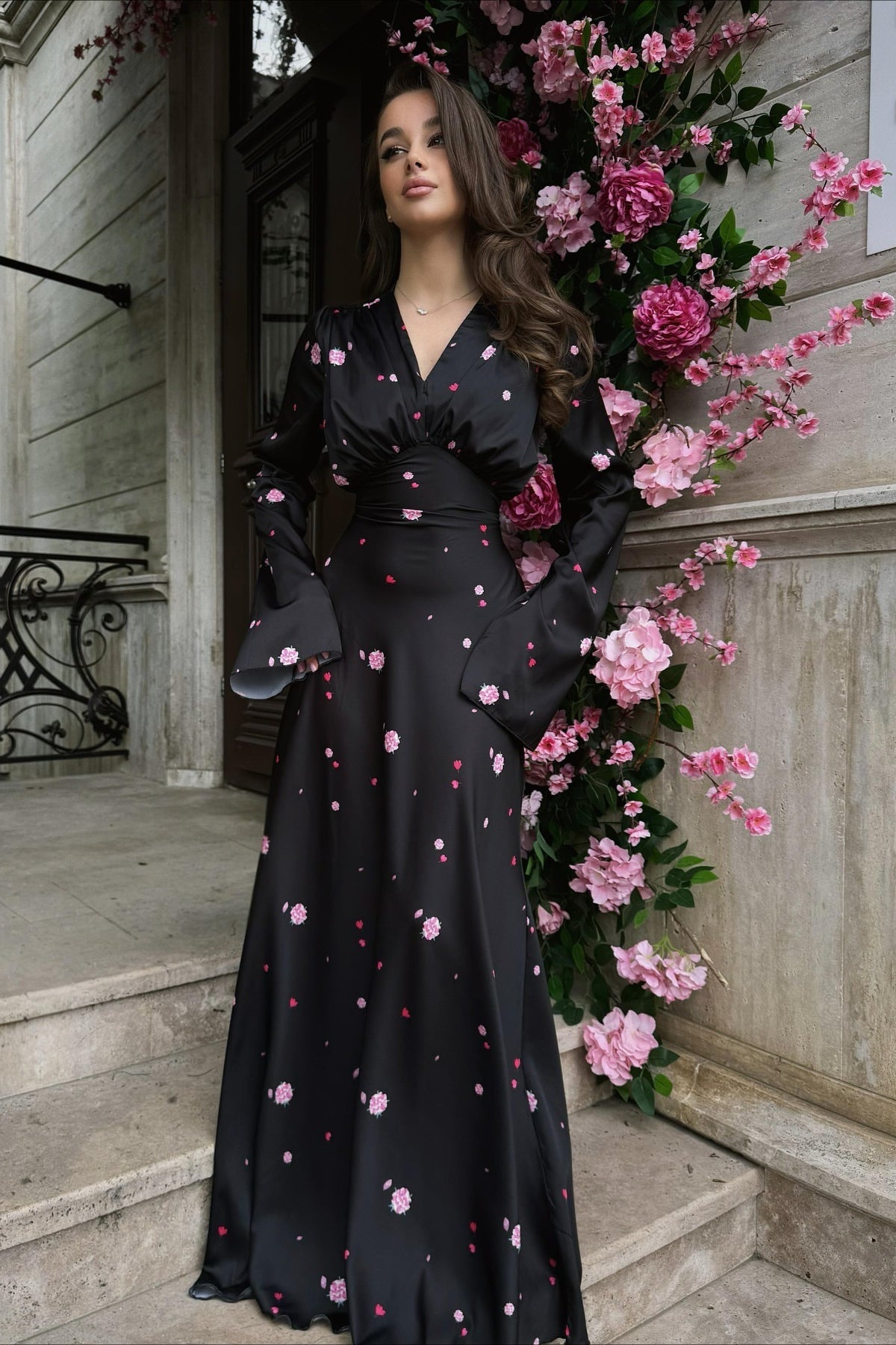 Saténové květované maxi šaty s výstřihem do V a rozšířeným lemem