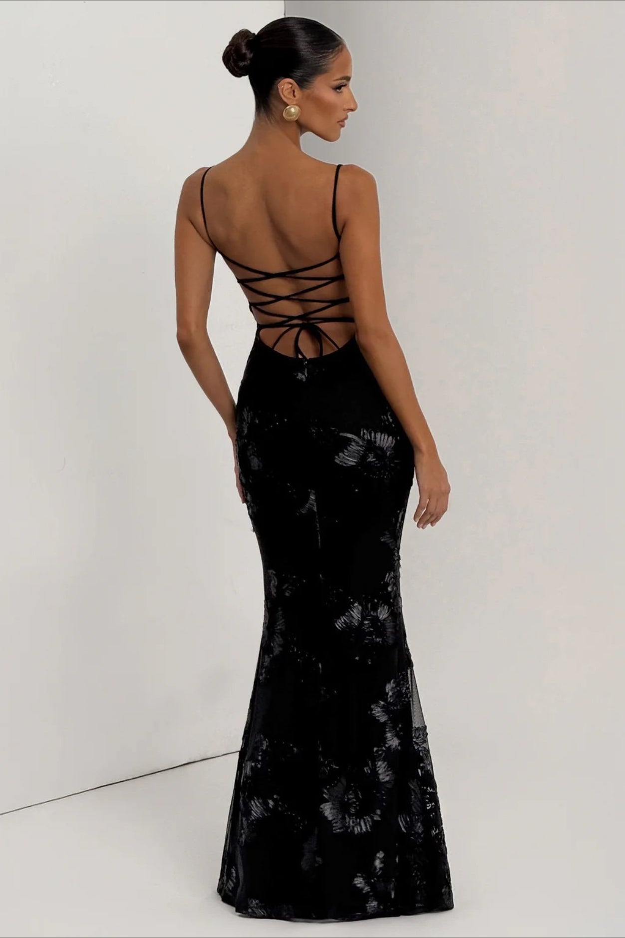 3D Applique Bone Pad Tie Back Solid Prom Dress