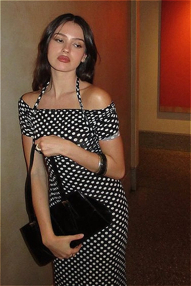 Vestito lungo attillato con collo allacciato al collo e pois seducenti