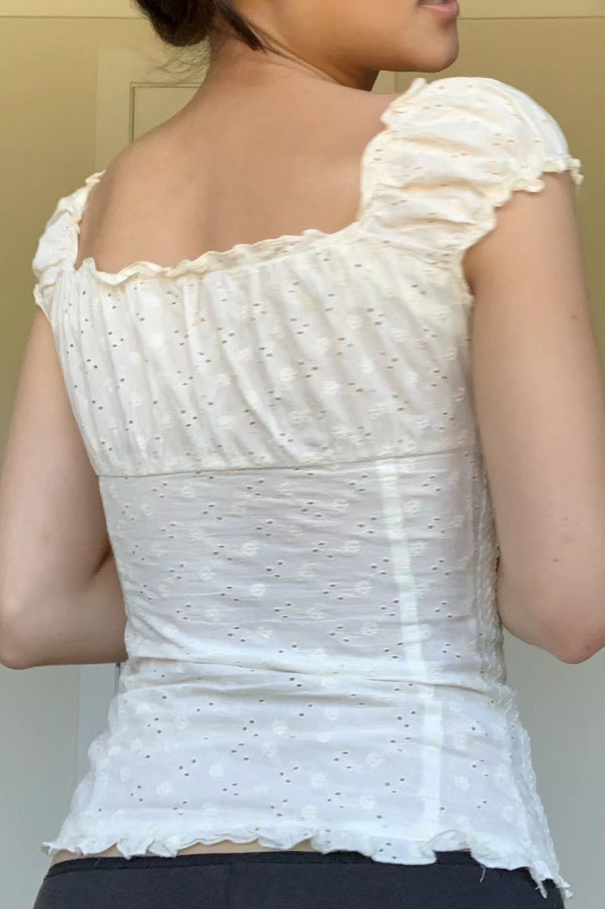 Natažený top s nízkým výstřihem, knoflíky a krajkovými volánky