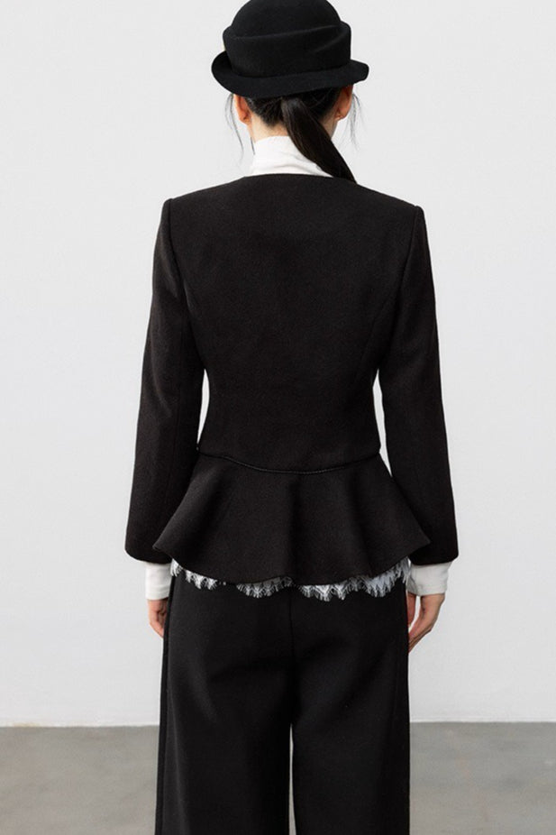 Abrigo elegante de lana negra con cintura plisada