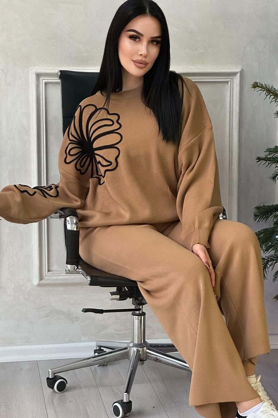 Completo due pezzi maglione girocollo lavorato a maglia con pantaloni casual